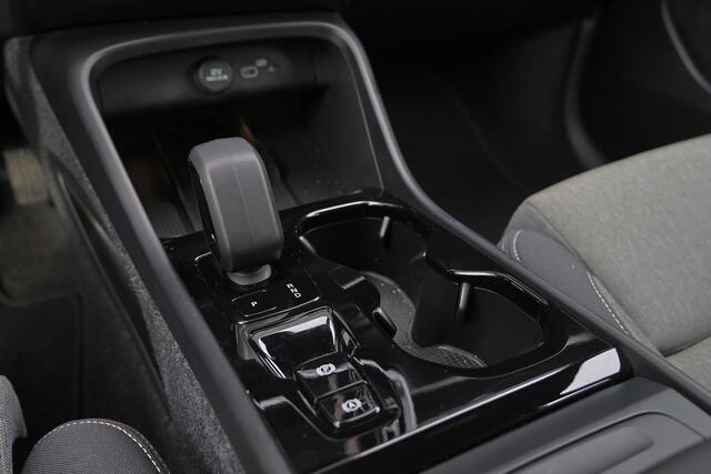 Volvo XC40 B4 Plus Dark - IntelliSafe Assist & Surround - Harman Kardon audio - Adaptieve LED koplampen - Verwarmde voorstoelen & stuur - Parkeersensoren voor & achter - Elektr. bedienb. voorstoelen met geheugen links - Draadloze tel. lader - Elektr. inklapbare trek