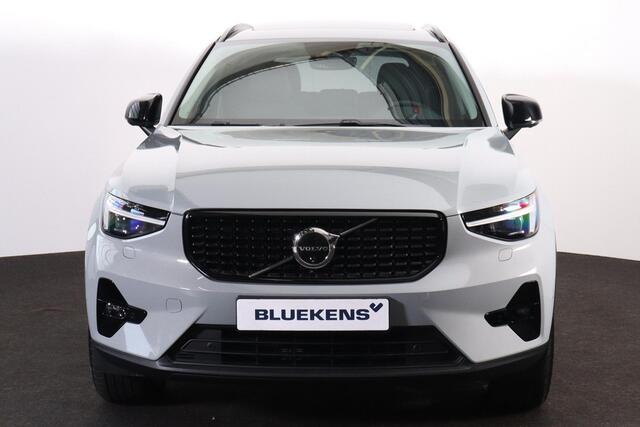 Volvo XC40 B3 Plus Dark - Panorama/schuifdak - IntelliSafe Assist & Surround - 360º Camera - Harman Kardon audio - Adaptieve LED koplampen - Verwarmde voorstoelen & stuur - Parkeersensoren voor & achter - Elektr. bedienb. voorstoelen met geheugen links - Draadloze t