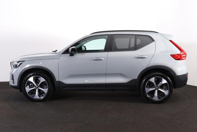 Volvo XC40 B3 Plus Dark - Panorama/schuifdak - IntelliSafe Assist & Surround - 360º Camera - Harman Kardon audio - Adaptieve LED koplampen - Verwarmde voorstoelen & stuur - Parkeersensoren voor & achter - Elektr. bedienb. voorstoelen met geheugen links - Draadloze t