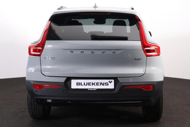 Volvo XC40 B3 Plus Dark - Panorama/schuifdak - IntelliSafe Assist & Surround - 360º Camera - Harman Kardon audio - Adaptieve LED koplampen - Verwarmde voorstoelen & stuur - Parkeersensoren voor & achter - Elektr. bedienb. voorstoelen met geheugen links - Draadloze t