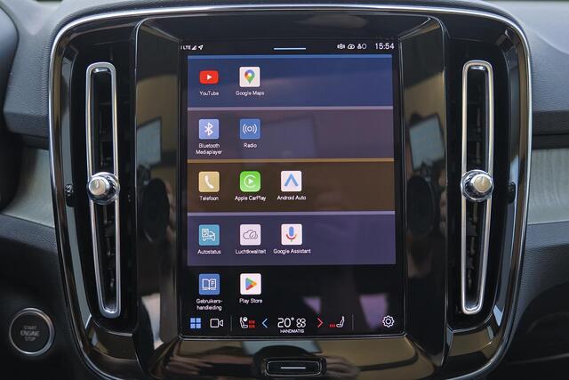 Volvo XC40 B3 Plus Dark - Panorama/schuifdak - IntelliSafe Assist & Surround - 360º Camera - Harman Kardon audio - Adaptieve LED koplampen - Verwarmde voorstoelen & stuur - Parkeersensoren voor & achter - Elektr. bedienb. voorstoelen met geheugen links - Draadloze t