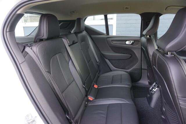 Volvo XC40 1.5 T4 Recharge R-Design Expression | Trekhaak | Intellisafe | Stoelverwarming | BLIS | Camera | Pilot assist | 18" Lichtmetalen velgen | Elektr. Achterklep |