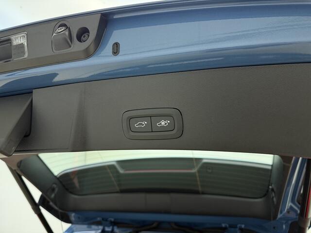 Volvo XC40 B3 177pk Automaat Core / Leder / Stoel + Stuurw. Verwarming / Noodreservewiel / Keyless / Elektr. Achterklep / 18'' + All Season Banden / Draadl. Telefoonlader / PDC + Camera /