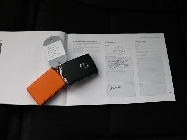 Volvo XC40 1.5 T5 Recharge R-Design | AutoPilot | LED | Navigatie!