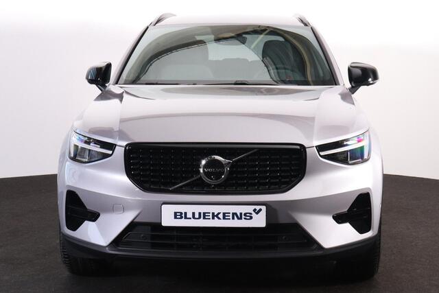 Volvo XC40 B3 Plus Dark - IntelliSafe Assist & Surround - 360º Camera - Harman Kardon audio - Adaptieve LED koplampen - Verwarmde voorstoelen & stuur - Parkeersensoren voor & achter - Elektr. bedienb. voorstoelen met geheugen links - Draadloze tel. lader - Standkach