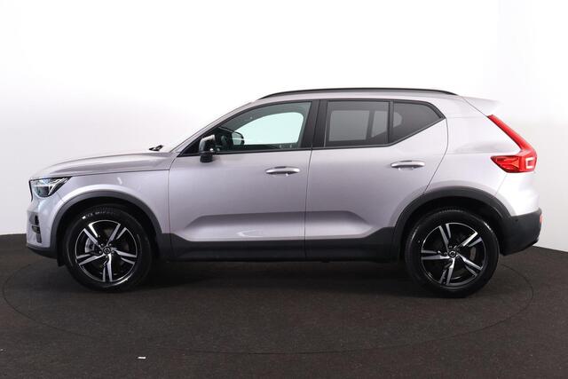 Volvo XC40 B3 Plus Dark - IntelliSafe Assist & Surround - 360º Camera - Harman Kardon audio - Adaptieve LED koplampen - Verwarmde voorstoelen & stuur - Parkeersensoren voor & achter - Elektr. bedienb. voorstoelen met geheugen links - Draadloze tel. lader - Standkach