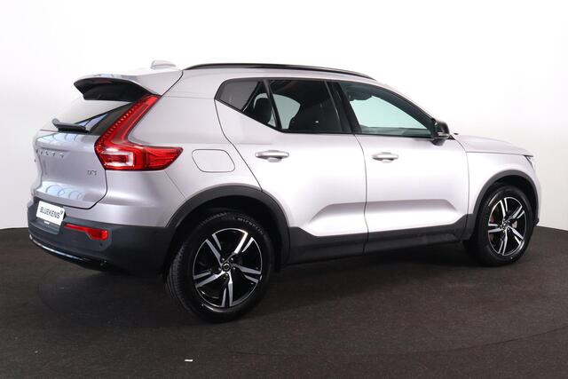 Volvo XC40 B3 Plus Dark - IntelliSafe Assist & Surround - 360º Camera - Harman Kardon audio - Adaptieve LED koplampen - Verwarmde voorstoelen & stuur - Parkeersensoren voor & achter - Elektr. bedienb. voorstoelen met geheugen links - Draadloze tel. lader - Standkach
