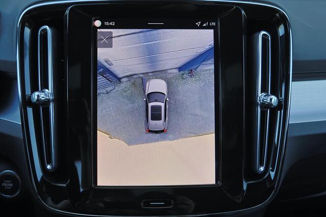 Volvo XC40 B3 Plus Dark - IntelliSafe Assist & Surround - 360º Camera - Harman Kardon audio - Adaptieve LED koplampen - Verwarmde voorstoelen & stuur - Parkeersensoren voor & achter - Elektr. bedienb. voorstoelen met geheugen links - Draadloze tel. lader - Standkach