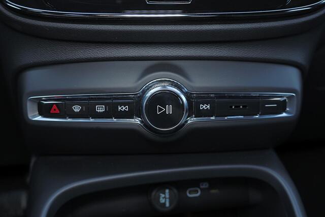 Volvo XC40 B3 Plus Dark - IntelliSafe Assist & Surround - 360º Camera - Harman Kardon audio - Adaptieve LED koplampen - Verwarmde voorstoelen & stuur - Parkeersensoren voor & achter - Elektr. bedienb. voorstoelen met geheugen links - Draadloze tel. lader - Standkach