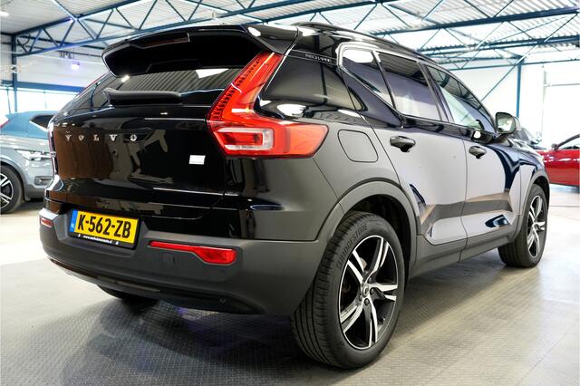 Volvo XC40 1.5 T5 Plug-in Hybrid 193kW/262pk DCT7 R-Design PANORAMADAK + LEER + ADAPT.CRUISE + PILOT ASSIST + NAVI SENSUS + BLIS + LANE ASSIST + PARKEERKLIMAAT + ACHTERUITRIJCAMERA + KEYLESS ENTRY&GO + PARKSENSOREN V&A + 19" LM-VELGEN!!