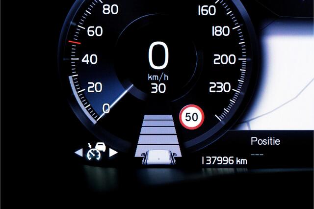 Volvo XC40 1.5 T5 Plug-in Hybrid 193kW/262pk DCT7 R-Design PANORAMADAK + LEER + ADAPT.CRUISE + PILOT ASSIST + NAVI SENSUS + BLIS + LANE ASSIST + PARKEERKLIMAAT + ACHTERUITRIJCAMERA + KEYLESS ENTRY&GO + PARKSENSOREN V&A + 19" LM-VELGEN!!