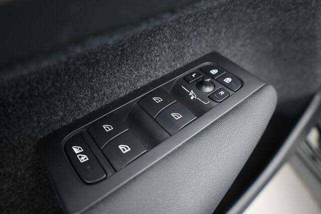 Volvo XC40 1.5 T5 Plug-in hybrid Plus Dark | SOH 91.4% | Pano | Elek. Trekhaak | Harman Kardon | Stoel-Stuurverw. | Camera | Memory