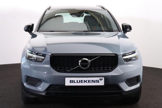 Volvo XC40 T3 R-Design - Sensus Navi - Cruise Control - Parkeer verwarming - Voorstoelen, achterbank en stuur verwarmbaar - LED-koplampen - Climate Control - Parkeersensoren achter - Trekhaak semi elektrisch inklapbaar