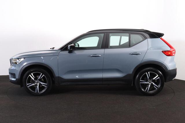 Volvo XC40 T3 R-Design - Sensus Navi - Cruise Control - Parkeer verwarming - Voorstoelen, achterbank en stuur verwarmbaar - LED-koplampen - Climate Control - Parkeersensoren achter - Trekhaak semi elektrisch inklapbaar