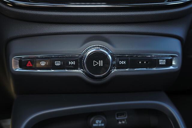 Volvo XC40 T3 R-Design - Sensus Navi - Cruise Control - Parkeer verwarming - Voorstoelen, achterbank en stuur verwarmbaar - LED-koplampen - Climate Control - Parkeersensoren achter - Trekhaak semi elektrisch inklapbaar