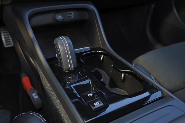 Volvo XC40 T3 R-Design - Sensus Navi - Cruise Control - Parkeer verwarming - Voorstoelen, achterbank en stuur verwarmbaar - LED-koplampen - Climate Control - Parkeersensoren achter - Trekhaak semi elektrisch inklapbaar