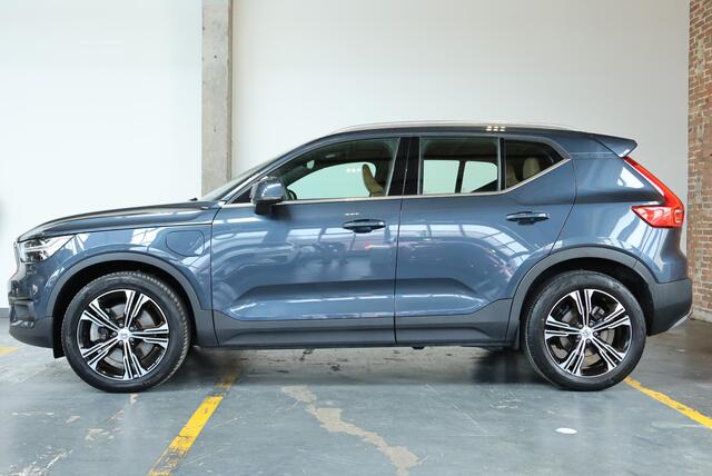 Volvo XC40 T5 Recharge Inscription | Panoramadak | Semi-Electrische Wegklapbare Trekhaak | Harman Kardon Premium Audio | 360° Parkeercamera | Parkeersensoren voor + achter | Stoelverwarming | Lederen Bekleding | Adaptive Cruise Control