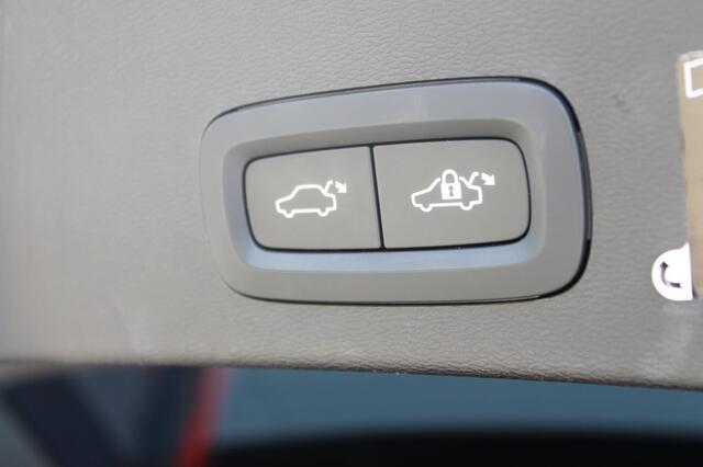 Volvo XC40 B4 211PK Automaat Inscription Panoramisch schuif-kanteldak / Semi elektrisch wegklapbare trekhaak / Adaptieve cruise control / Lederen bekleding / Harman Kardon Audio