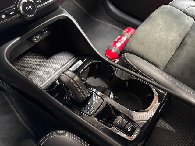 Volvo XC40 1.5 T4 Recharge R-Design 211Pk Automaat (APPLE CARPLAY, LEDER/ALCANTARA, CAMERA, GETINT GLAS, SPORTSTOELEN, ELEK ACHTERKLEP, ZWART HEMEL, KEYLESS, NIEUWSTAAT)