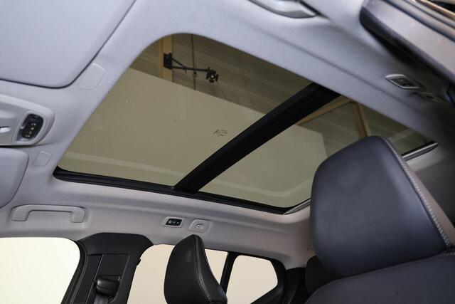 Volvo XC40 T5 Recharge R-Design - Panorama/schuifdak - IntelliSafe Assist - 360º Camera - Harman/Kardon audio - Verwarmde voorstoelen & stuur - Parkeersensoren voor & achter - Elektr. bedienb. voorstoelen met geheugen links - Draadloze tel. lader - Extra getint glas