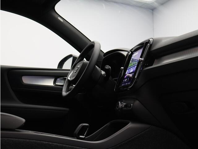 Volvo XC40 2.0 B4 Plus Dark / Trekhaak / Elektr. bed. stoelen / Harman Kardon / Stoel+stuur+achterbankverwarming