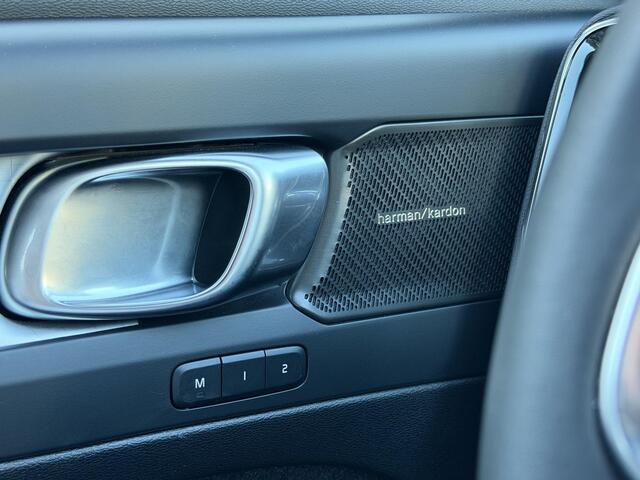 Volvo XC40 2.0 B4 Plus Dark Elektr. stoelverstelling / Harman Kardon Audio / Trekhaak / 19" / Keyless Drive / Verw. voorruit / Stoel- en stuurverw. / Adapt. Cruise / BLIS