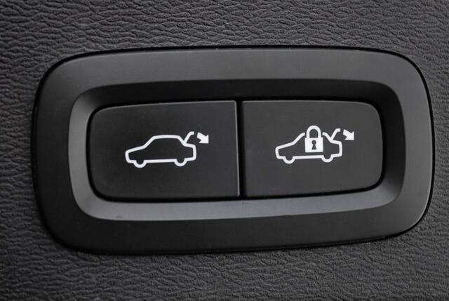 Volvo XC40 2.0 B3 MHEV Ultimate Dark Pano l Harman l Memory l VOL OPTIES