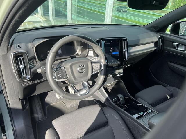 Volvo XC40 Recharge Core Parkeer camera, Verwarmde stoelen + Stuur, 42.000KM, Parkeer verwarming met Timer, Semi Electrische trekhaak, Apple Car Play - Android auto, Sage Green metallic 1e eigenaar