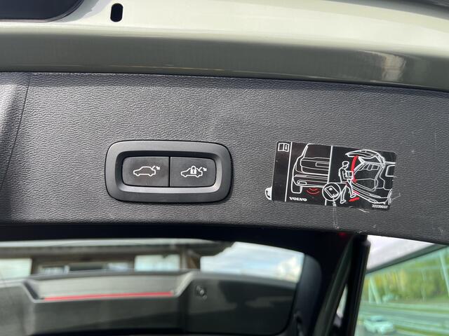 Volvo XC40 Recharge Core Parkeer camera, Verwarmde stoelen + Stuur, 42.000KM, Parkeer verwarming met Timer, Semi Electrische trekhaak, Apple Car Play - Android auto, Sage Green metallic 1e eigenaar