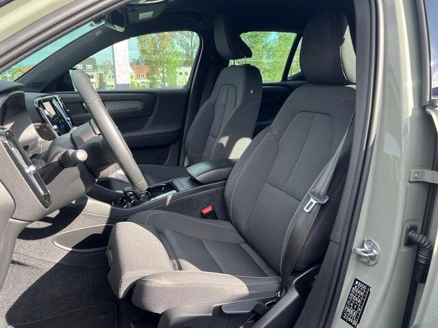 Volvo XC40 Recharge Core Parkeer camera, Verwarmde stoelen + Stuur, 42.000KM, Parkeer verwarming met Timer, Semi Electrische trekhaak, Apple Car Play - Android auto, Sage Green metallic 1e eigenaar