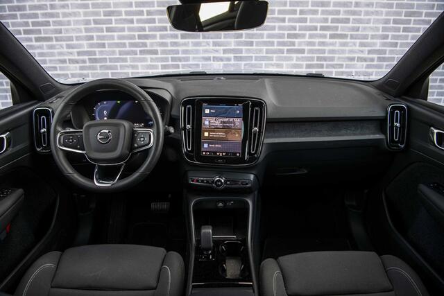 Volvo XC40 Recharge Core 70 kWh | Cruise Control | Parkeercamera | Navigatie | Stoel-/Stuurverwarming | Warmtepomp | Uitschuifbare Beensteunen |
