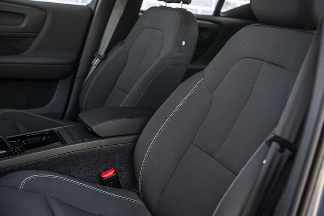 Volvo XC40 Recharge Core 70 kWh | Cruise Control | Parkeercamera | Navigatie | Stoel-/Stuurverwarming | Warmtepomp | Uitschuifbare Beensteunen |