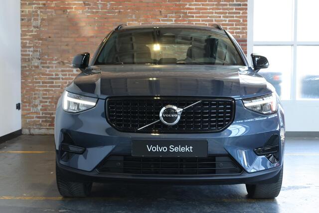 Volvo XC40 B4 Plus Dark | Trekhaak Semi-elektrisch | Adaptieve Cruise Control | Pilot Assist | Verwarmbare voorstoelen | Verwarmbaar stuurwiel | Blind Spot Information System | Verwarmbare voorruit | Parkeercamera | Parkeersensoren voor + achter |