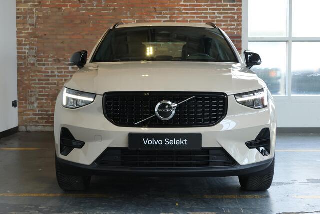 Volvo XC40 B4 Plus Dark | Trekhaak Semi-elektrisch | Adaptieve Cruise Control | Pilot Assist | Verwarmbare voorstoelen | Verwarmbaar stuurwiel | Blind Spot Information System | Verwarmbare voorruit | Parkeercamera | Parkeersensoren voor + achter |