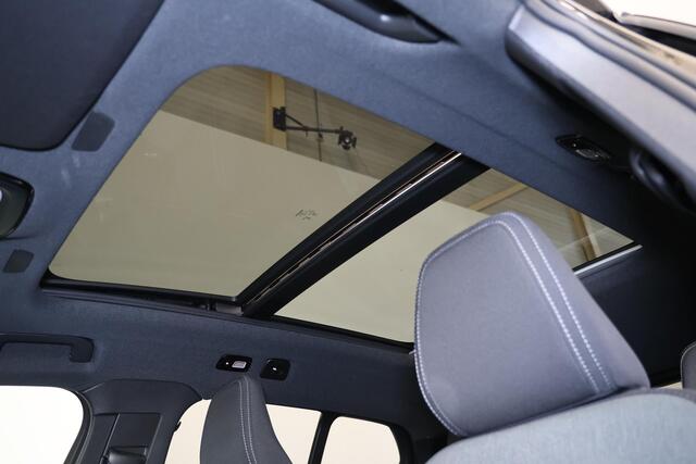 Volvo XC40 B3 Plus Black Edition - Panorama/schuifdak - IntelliSafe Assist & Surround - 360º Camera - Harman/Kardon audio - Verwarmde voorstoelen & stuur - Parkeersensoren voor & achter - Elektr. bedienb. voorstoelen met geheugen links - Draadloze tel. lader - Extra