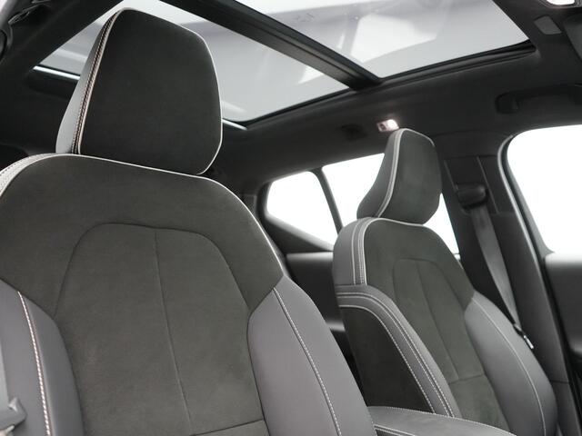 Volvo XC40 T5 Ultimate Dark PHEV 262pk Dealer O.H. | Trekhaak Af Fabriek | Panodak | Camera | Harman / Kardon | Alcantara Sportstoelen Memory & Verwarmd | Apple Carplay | Navigatie | Stuur Verwarmd | Keyless | DAB | Virtual | 19"L.M |