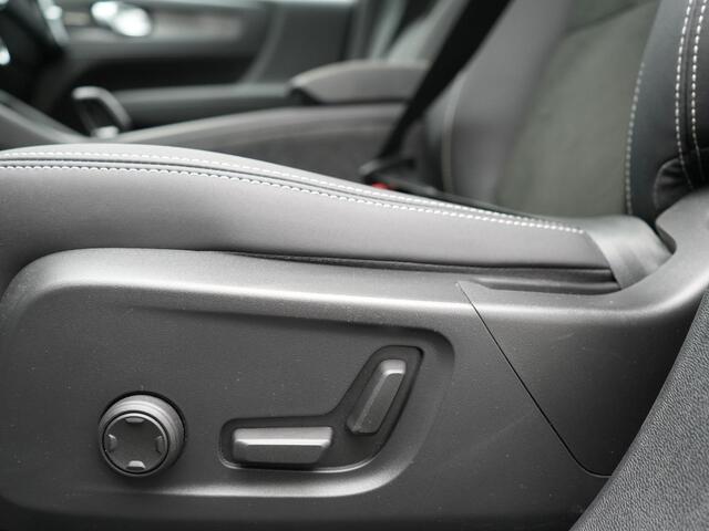 Volvo XC40 T5 Ultimate Dark PHEV 262pk Dealer O.H. | Trekhaak Af Fabriek | Panodak | Camera | Harman / Kardon | Alcantara Sportstoelen Memory & Verwarmd | Apple Carplay | Navigatie | Stuur Verwarmd | Keyless | DAB | Virtual | 19"L.M |