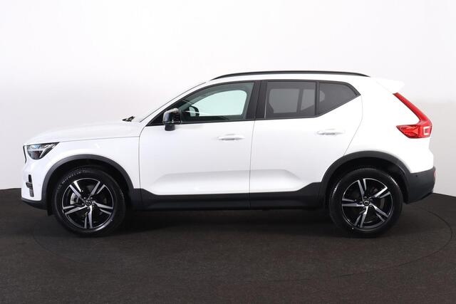 Volvo XC40 B3 Plus Dark - IntelliSafe Assist & Surround - 360º Camera - Harman/Kardon audio - Verwarmde voorstoelen & stuur - Parkeersensoren voor & achter - Elektr. bedienb. voorstoelen met geheugen links - Draadloze tel. lader - Standkachel - Extra getint glas - 1