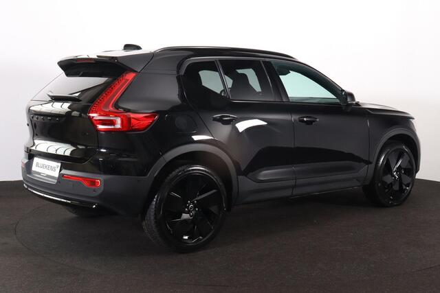 Volvo XC40 B3 Plus Black Edition - IntelliSafe Assist & Surround - 360º Camera - Harman Kardon audio - Verwarmde voorstoelen & stuur - Parkeersensoren voor & achter - Elektr. bedienb. voorstoelen met geheugen links - Draadloze tel. lader - Standkachel - Extra getint
