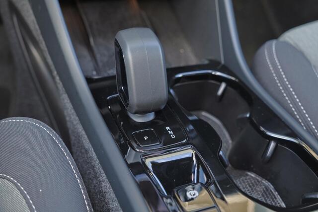 Volvo XC40 B3 Plus Black Edition - IntelliSafe Assist & Surround - 360º Camera - Harman Kardon audio - Verwarmde voorstoelen & stuur - Parkeersensoren voor & achter - Elektr. bedienb. voorstoelen met geheugen links - Draadloze tel. lader - Standkachel - Extra getint
