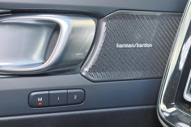 Volvo XC40 B3 Plus Black Edition - IntelliSafe Assist & Surround - 360º Camera - Harman Kardon audio - Verwarmde voorstoelen & stuur - Parkeersensoren voor & achter - Elektr. bedienb. voorstoelen met geheugen links - Draadloze tel. lader - Standkachel - Extra getint
