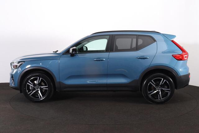 Volvo XC40 B4 Plus Dark - Panorama/schuifdak - IntelliSafe Assist & Surround - 360º Camera - Harman/Kardon audio - Adaptieve LED koplampen - Verwarmde voorstoelen & stuur - Parkeersensoren voor & achter - Elektr. bedienb. voorstoelen met geheugen links - Draadloze t
