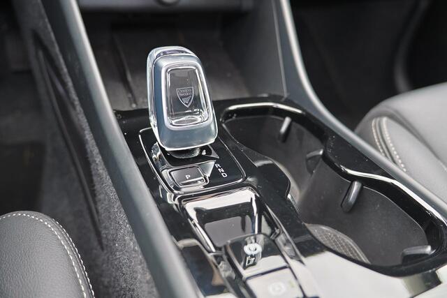 Volvo XC40 B4 Plus Dark - Panorama/schuifdak - IntelliSafe Assist & Surround - 360º Camera - Harman/Kardon audio - Adaptieve LED koplampen - Verwarmde voorstoelen & stuur - Parkeersensoren voor & achter - Elektr. bedienb. voorstoelen met geheugen links - Draadloze t