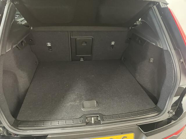 Volvo XC40 1.5 T5 Plug-In Recharge R-Design LED/ Camera/ Cruise/ LMV/ PDC