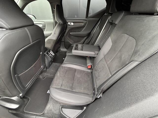 Volvo XC40 2.0 B3 Plus Dark intellisafe/ voorruitverwarming/ climate line/ harman kardon/ trekhaak/ extra getint glas