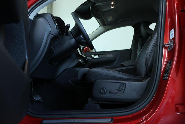 Volvo XC40 T5 Recharge Plus Bright | Harman Kardon Premium Audio | Lederen Bekleding | Stoelverwarming | Parkeersensoren voor + achter | Parkeercamera | Navigatie | Adaptive Cruise Control |