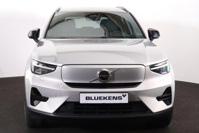 Volvo XC40 Extened Range Core 82 kWh - IntelliSafe Assist & Surround - Parkeercamera achter - Verwarmde voorstoelen, stuur & achterbank - Parkeersensoren voor & achter - Draadloze tel. lader - Warmtepomp - Extra getint glas - Inklapbare trekhaak - 19' LMV