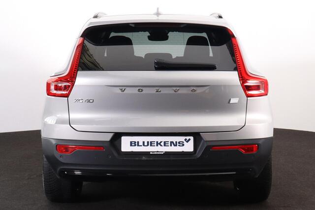 Volvo XC40 Extened Range Core 82 kWh - IntelliSafe Assist & Surround - Parkeercamera achter - Verwarmde voorstoelen, stuur & achterbank - Parkeersensoren voor & achter - Draadloze tel. lader - Warmtepomp - Extra getint glas - Inklapbare trekhaak - 19' LMV