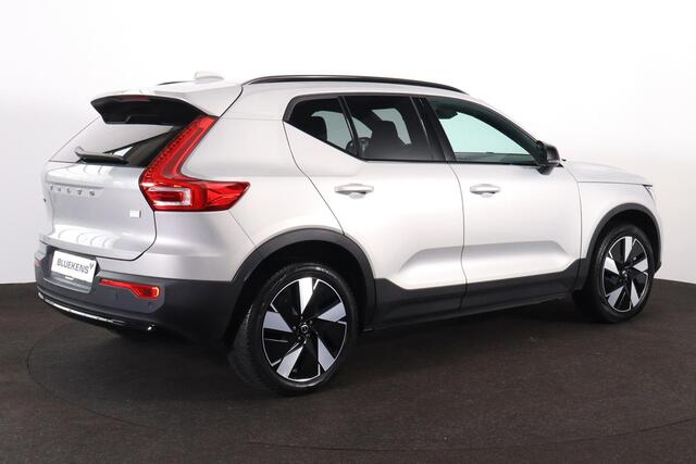 Volvo XC40 Extened Range Core 82 kWh - IntelliSafe Assist & Surround - Parkeercamera achter - Verwarmde voorstoelen, stuur & achterbank - Parkeersensoren voor & achter - Draadloze tel. lader - Warmtepomp - Extra getint glas - Inklapbare trekhaak - 19' LMV