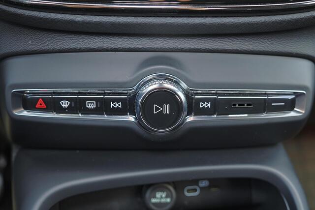 Volvo XC40 Extened Range Core 82 kWh - IntelliSafe Assist & Surround - Parkeercamera achter - Verwarmde voorstoelen, stuur & achterbank - Parkeersensoren voor & achter - Draadloze tel. lader - Warmtepomp - Extra getint glas - Inklapbare trekhaak - 19' LMV